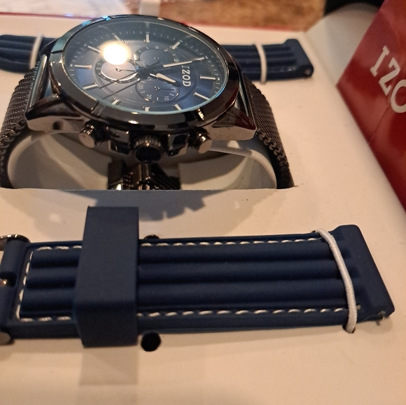 IZOD AUTHENTIC WRIST WATCH - Picture 3 of 8
